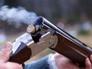 3 yaşındaki çocuk namaz kılarken babasını vurdu