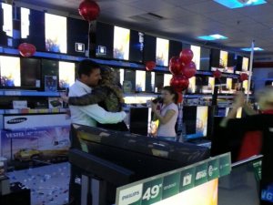 Alışveriş merkezinde sürpriz evlenme teklifi