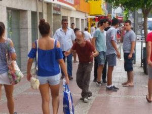 Adam 24 saat kadınları elle taçiz ediyor!