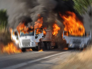 PKK araçları yaktı!