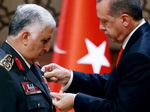 Cumhurbaşkanı paşaya madalya taktı