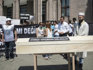 Taşeronlardan tabutlu protesto