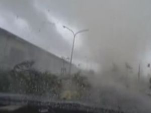 Hortum arabayı uçurdu