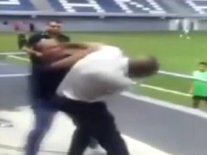 Milli takım teknik direktörü tribünde yumruklaştı