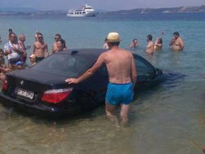 Romen turist denize arabası ile girdi