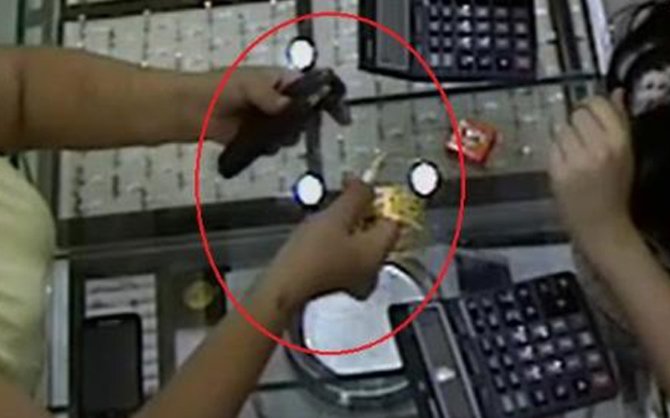 Burdur'da kuyumcu böyle soyuldu