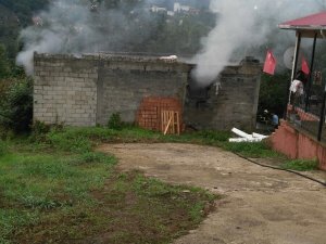 Arsin'de bir ev yandı