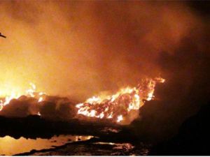 Çiftlikteki saman balyaları tutuştu, itfaiye 6 saatte söndürdü!