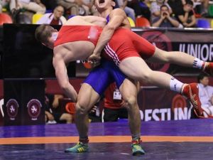 Milli güreşçi dünyanın zirvesinde !