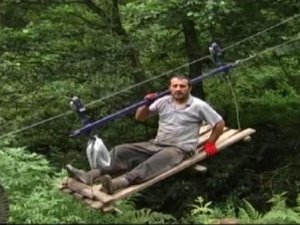 Yolları yok ama teleferikleri var.