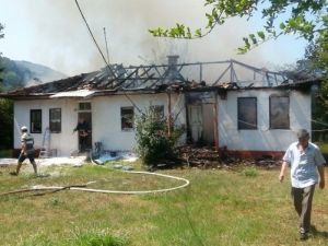 Fazla ısınan kablo evi kül etti