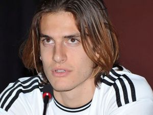 6 hafta sahalardan uzak kalacak