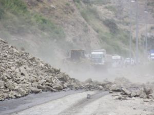 Hakkari-Van karayolu ulaşıma kapatıldı