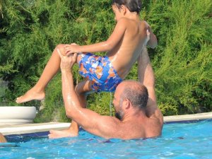 Halit Ergenç oğlu ile su parkına gitti