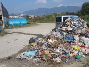 Belediye sokaktan topladığı çöpleri yine sokağa döktü