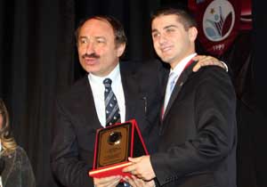 Bakan Özak ödülünü aldı