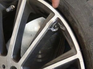 Yol kesen PKK’lılar sivil aracı taşıdı