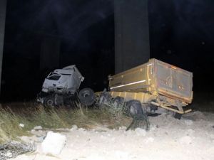 TIR viyadükten uçtu