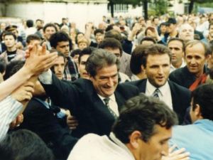 Arnavutluk’un kara kutusu sessizliğini bozdu