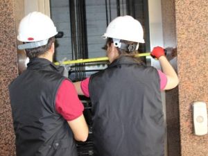 Kırmızı etiketli asansörlere dikkat