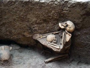 Çocuğunu korumak isteyen annenin iskeleti bulundu