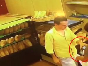 Sadaka kutusu hırsızları kamerada