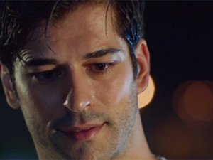 Fahriye Evcen Burak Özçivit'e takma bıyık aldı