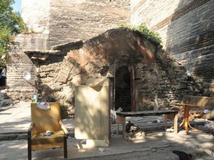 Kocayı tasmayla bağlayıp karısına...