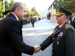 Özel görevi devretti