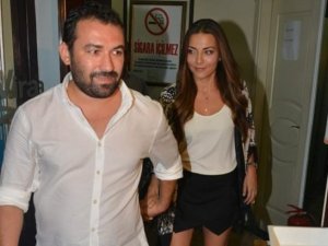 Burcu Kara ile sevgilisi Fırat Doğu Parlak yüzükleri taktı
