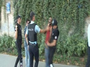 Israrla geçmek isteyince yaka paça gözaltına alındı