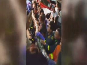 Yakalanan yılanı 15 kişi taşıyabildi