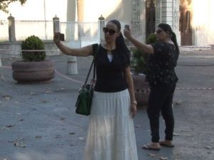 Turistin gündemi başka... Olay yerinden ilk selfiler