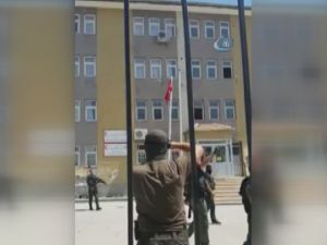Polisler Türk bayrağını tekbirlerle göndere çekti