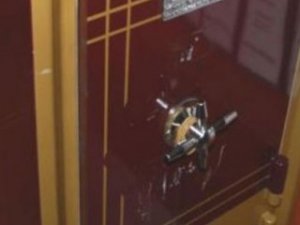 Çift bebeği çelik kasaya kilitleyip kaçtı