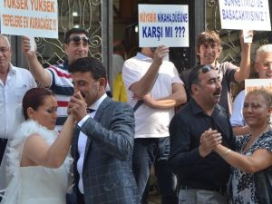 Cenaze müziği eşliğinde gelin-damatlı eylem