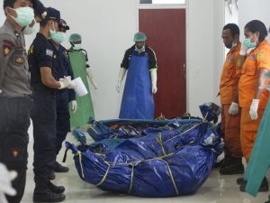 Düşen uçaktaki yolcuların cesetleri tahliye edildi