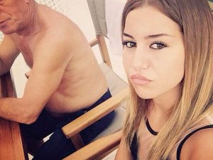 Ali Ağaoğlu sevgilisinin üzerine ölmüş tavuk attı - Hazal Mesudiyeli