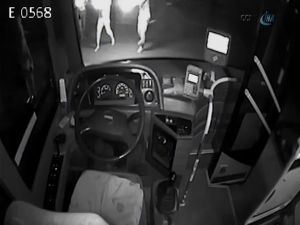 Belediye otobüsüne molotoflu saldırı kamerada