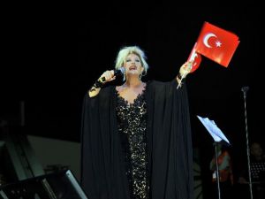 Emel Sayın, şehitleri unutmadı