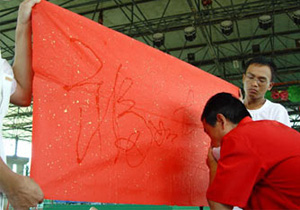 Gözyaşıyla yazı yazıyor