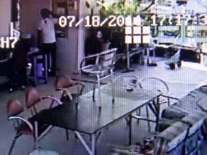 Önce saçlarını taradı sonra hırsızlık yaptı !