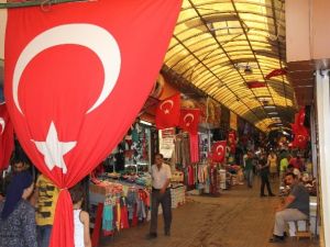 Teröre bayraklı tepki