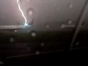 ABD'de park halindeki uçağa yıldırım düştü