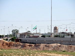 Sınıra ÖSO bayrağı asıldı