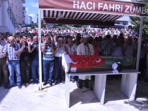 Arkadaşları İle Sohbet Ederken Aniden Yere Yığılan Genç Öldü