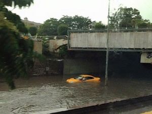 Ankara'da sağanak yağış hayatı felç etti