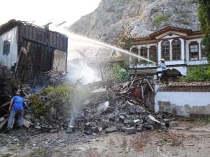 Tarihi mahallede 2 ev yandı