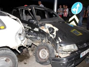 Kamyonet ile otomobil çarpıştı: 2 yaralı