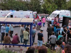 Traktör devrildi, mevsimlik işçiler yola saçıldı: 3 yaralı